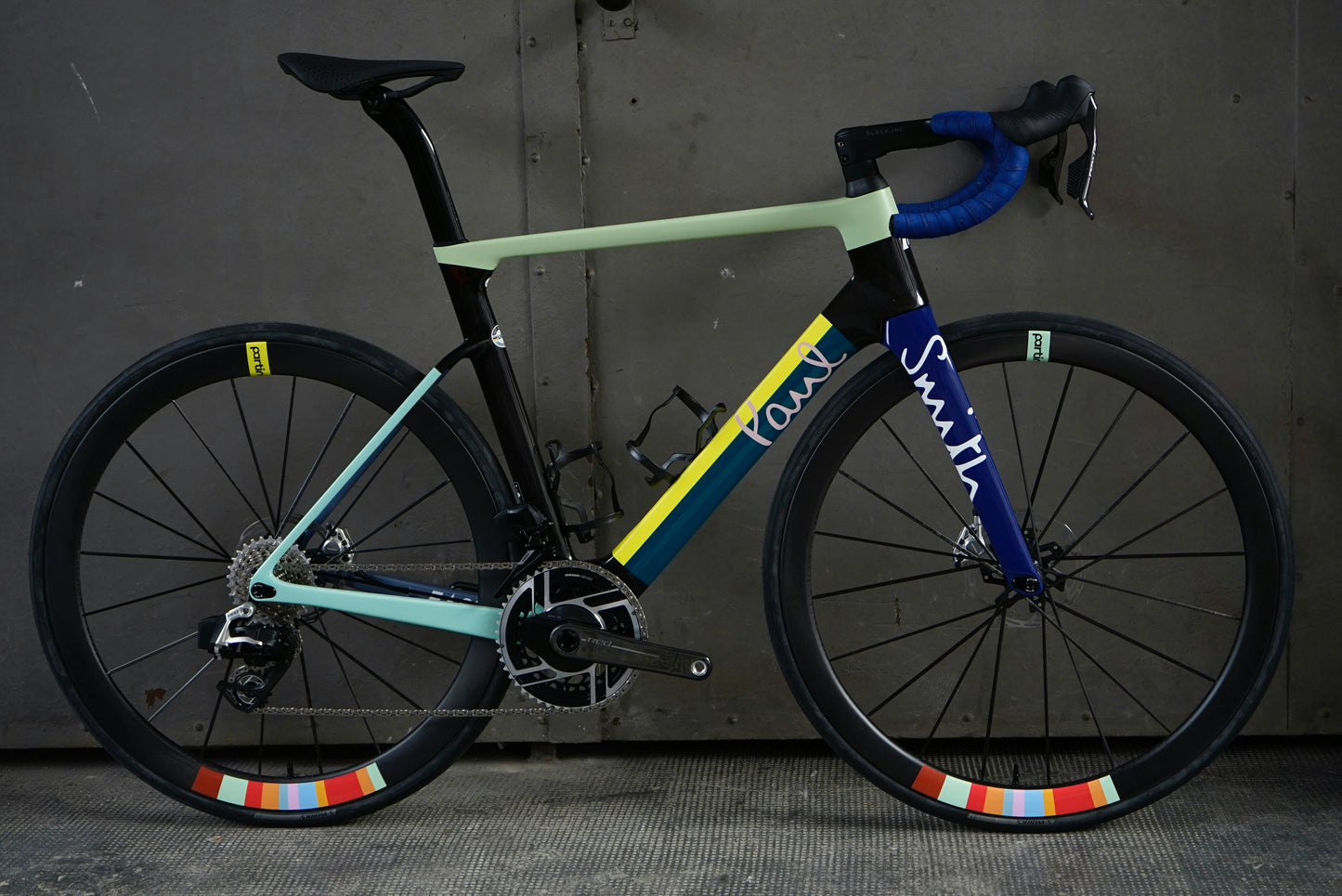 Factor OSTRO Paul Smith Limited Edition mit neuer SRAM Red, Partington Laufrädern und individueller Folierung